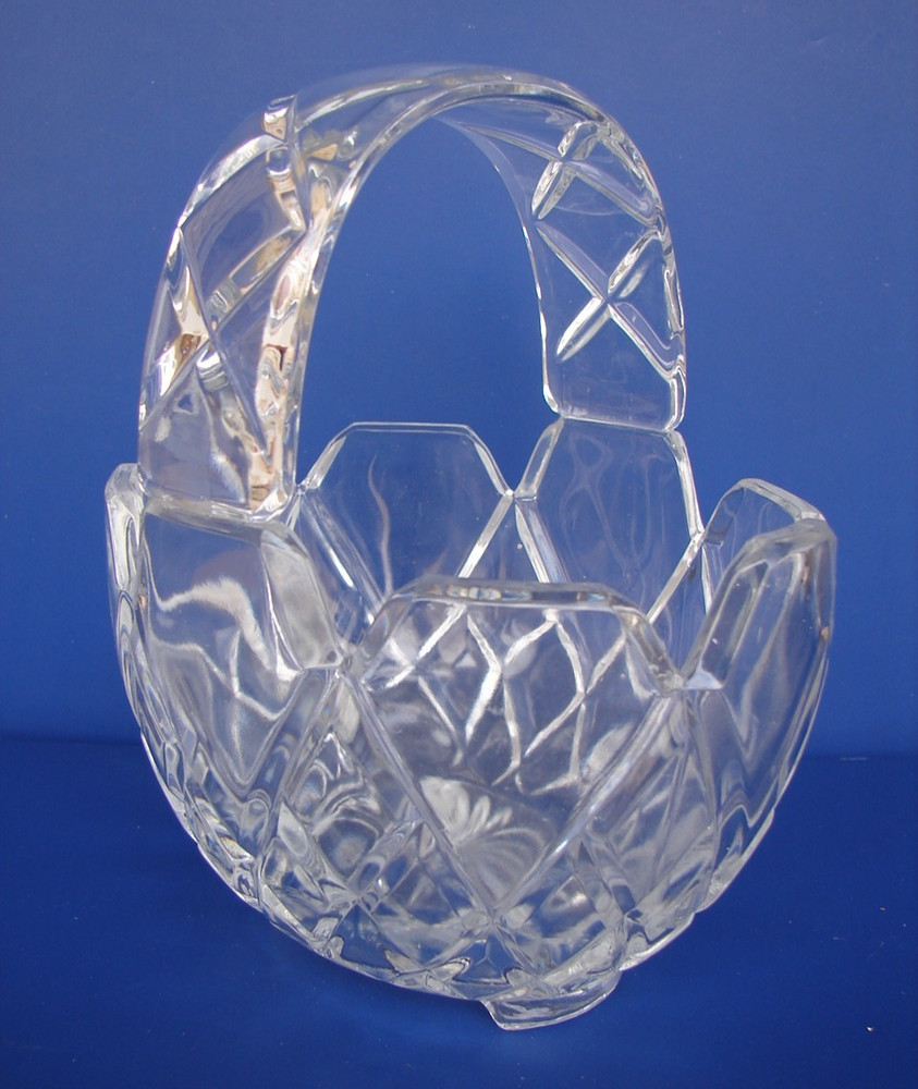 CRYSTAL CLEAR GLASS FOOTED HANDLED BASKET - CRISS CROSS PATTERN