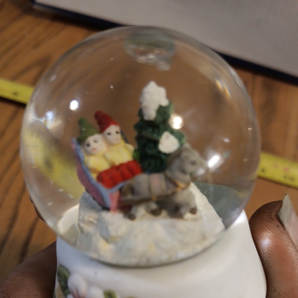 Pfaltzgraff Vintage Snow Globe, Great Condition Pre-Owned