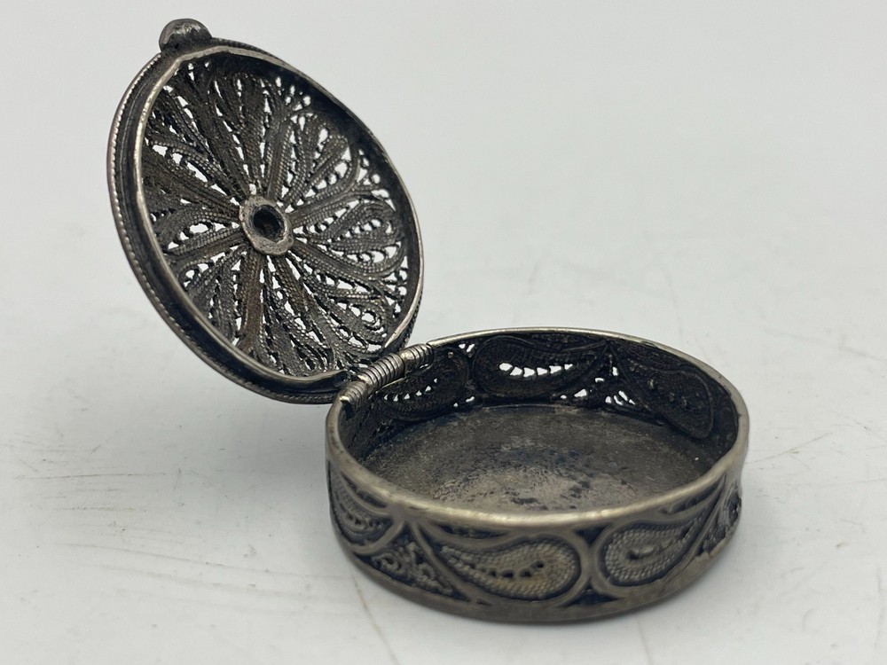 ANTIQUE SILVER FILIGREE round shape BOX compact pill Box
