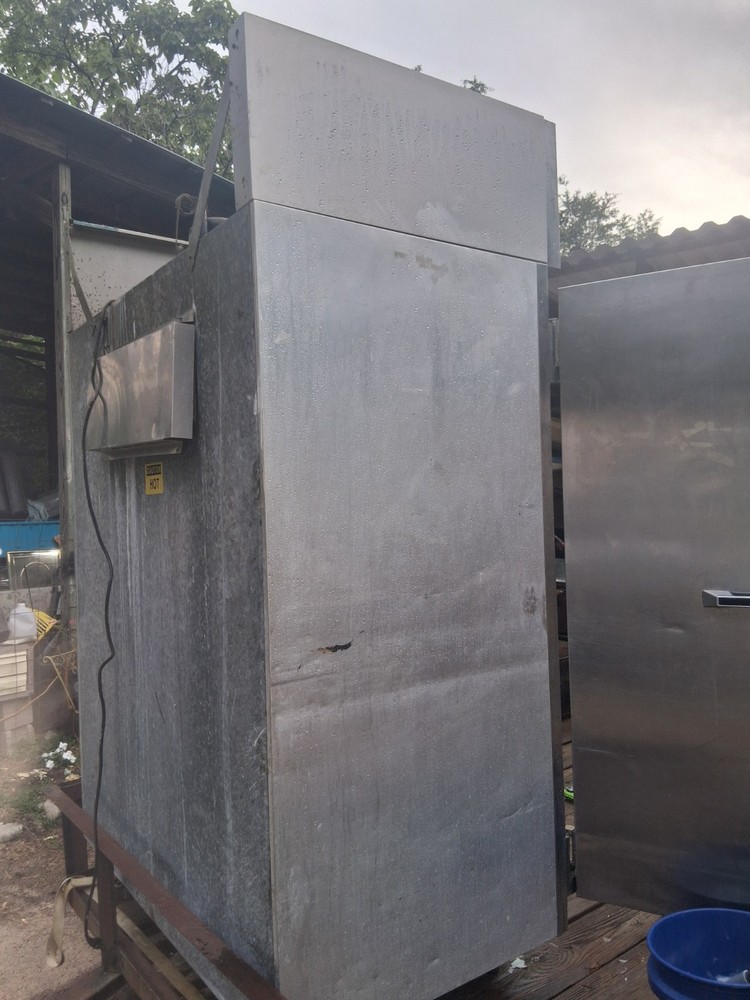 Victory Commercial 2-Door Solid Reach-In Refrigerator