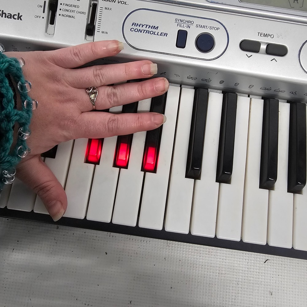 Radio Shack MIDI Lighted System Learner Keyboard 61 Keys LK-1261 (read)