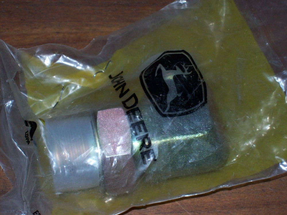 JD2) John Deere OEM Fitting 38H1013
