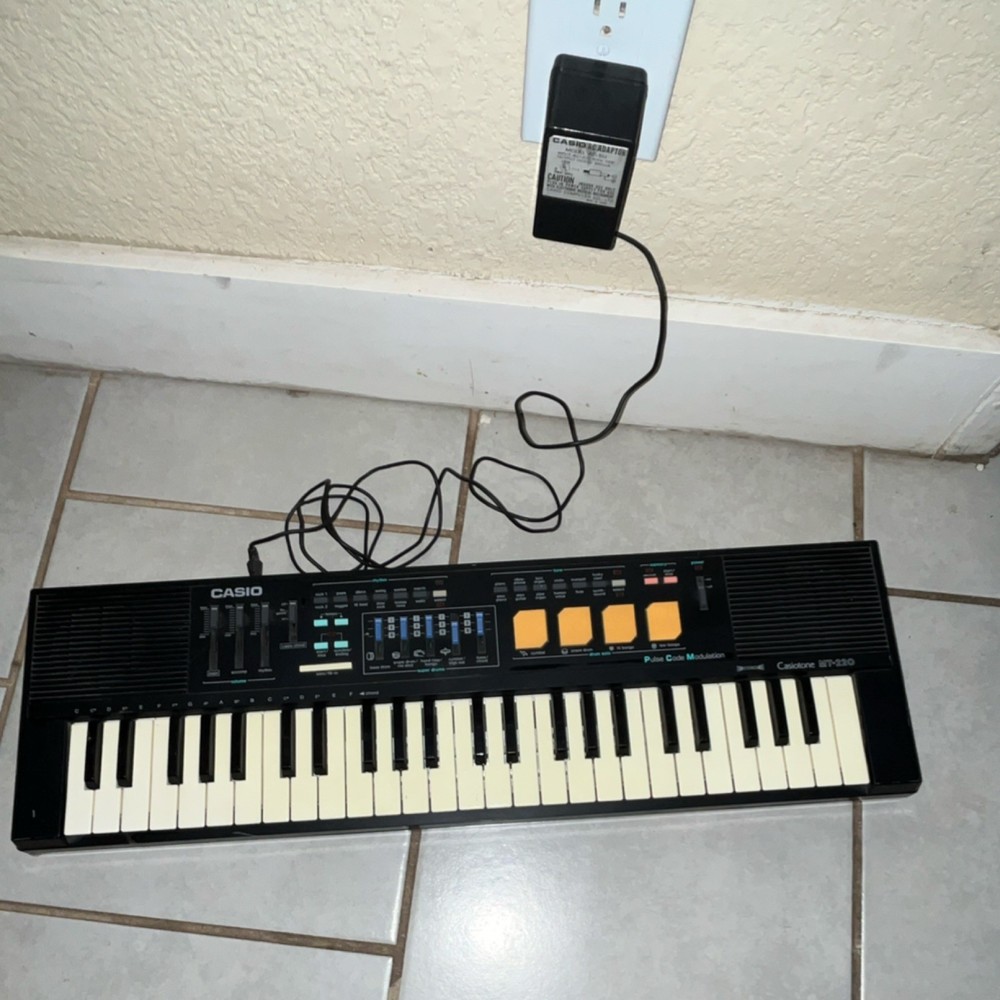 Vintage Casio Casiotone MT-220 Electronic Keyboard w/ Built-in Speaker & Adapter