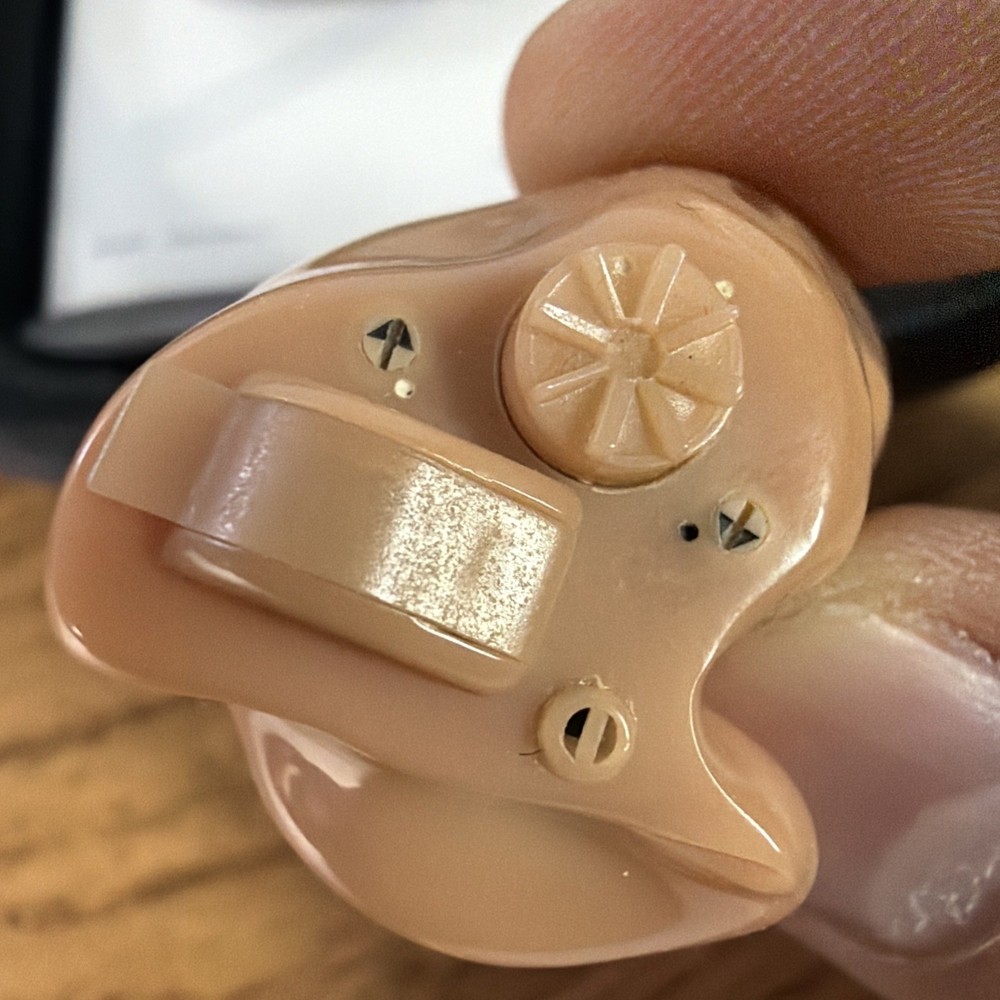 Unitron Hearing Aids In The Ear ITE - Untested