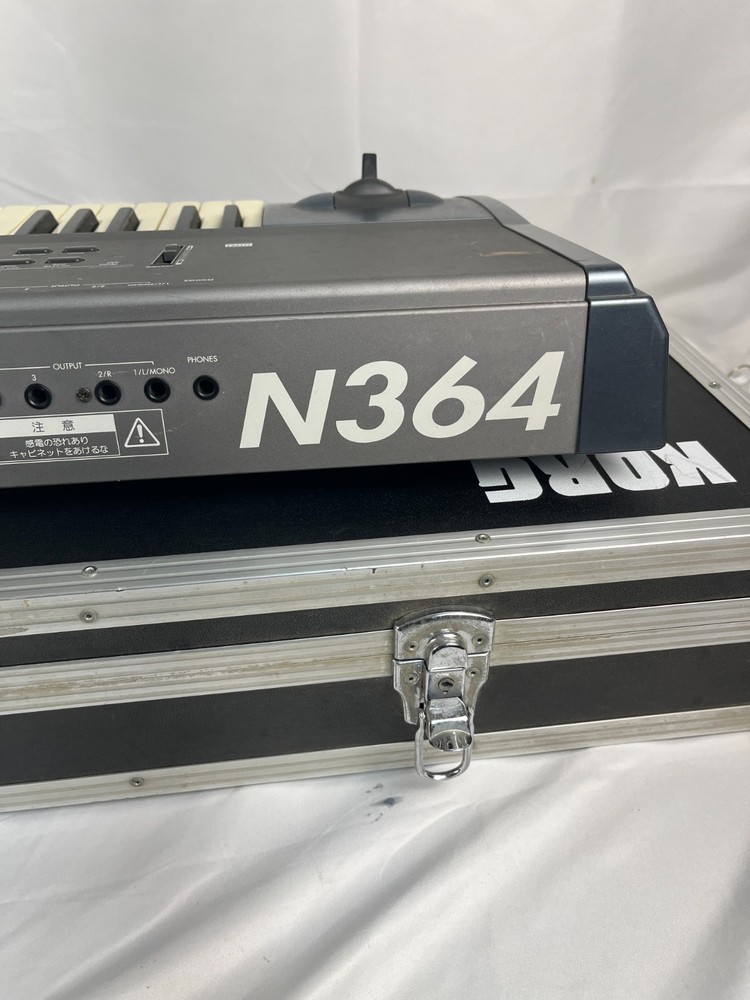 Korg N364 61 Key Keyboard Synthesizer w/case
