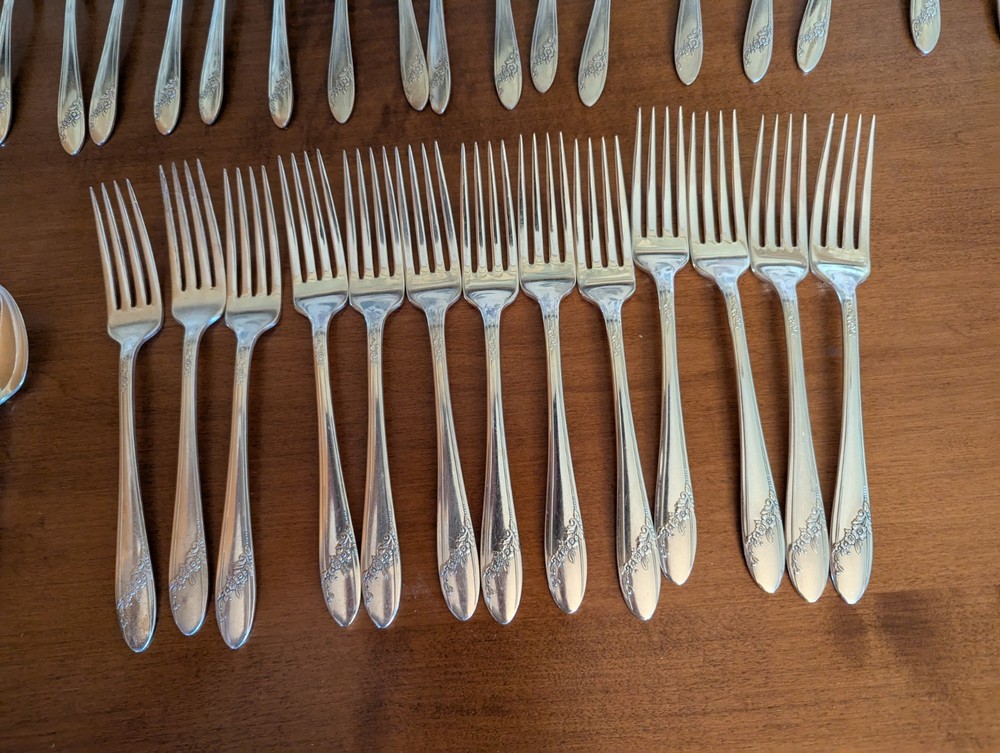36-VINTAGE ONEIDA QUEEN BESS II SILVERPLATE SILVERWARE