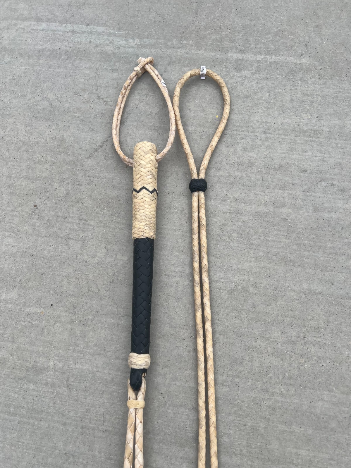 SET OF RAWHIDE REINS AND HORSE QUIRT, SET DE CUARTA CHARRA Y RIENDAS DE CUERO