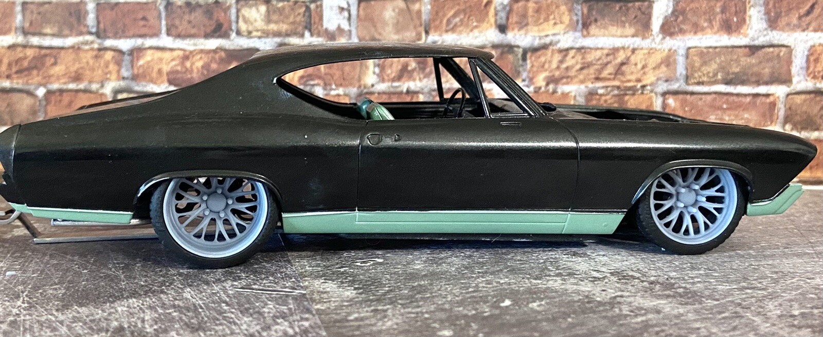 1/24 Scale: 21/20 Inch Weld S82 Wheels With Wide Rear Street Tires; Resin