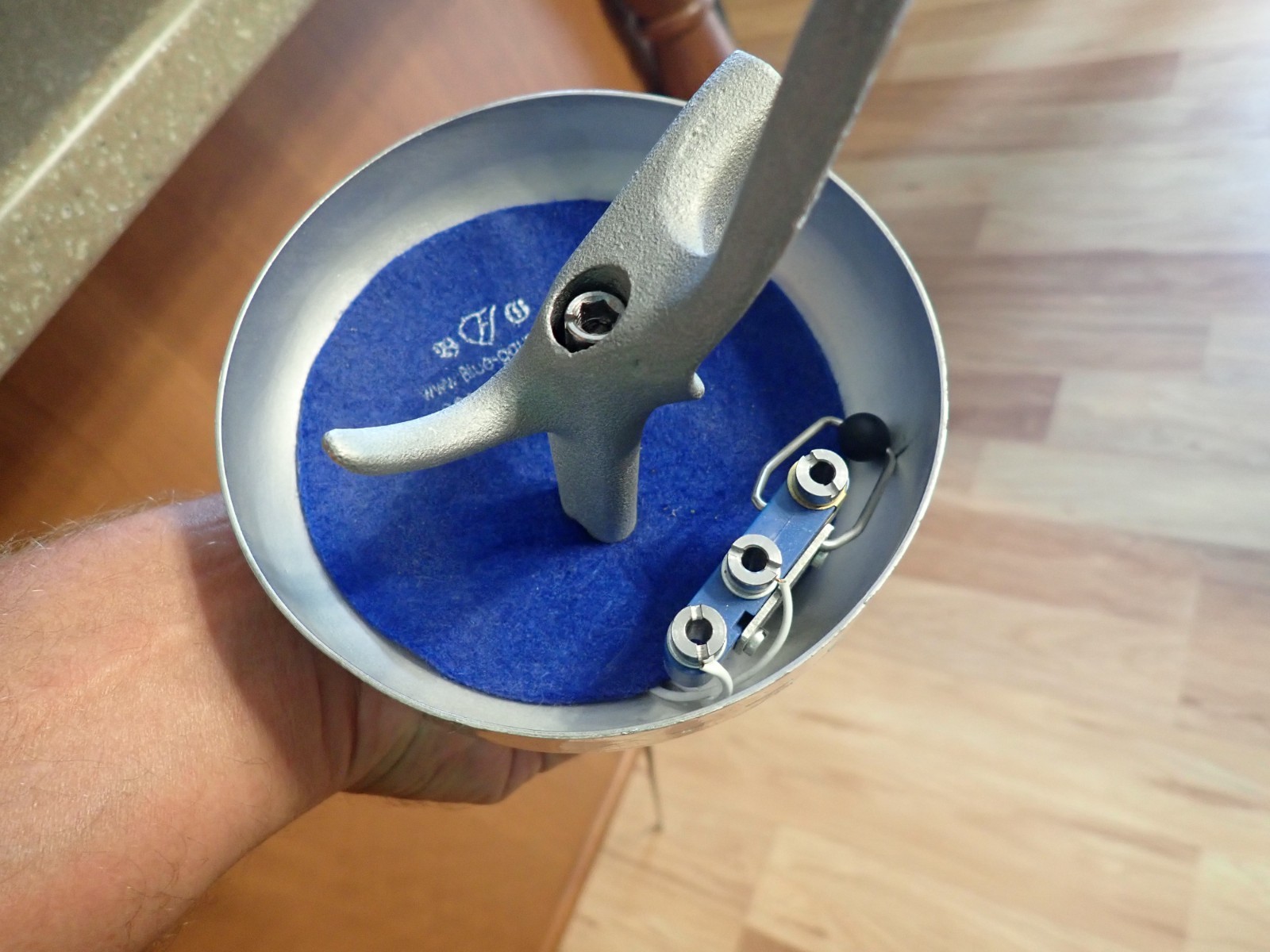 Blue Gauntlet Fencing Saber - Electric Pistol Grip 36" SG 5102