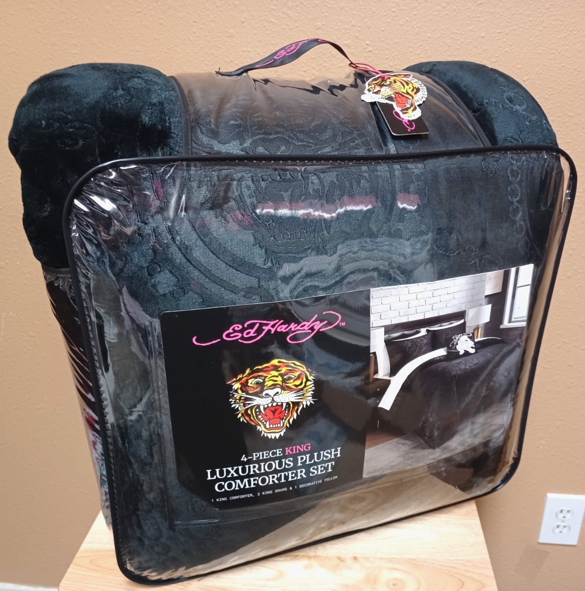 Ed Hardy Black Tigers&Tattoo Embossed Plush 4pc KING Comforter Set w/Pillow