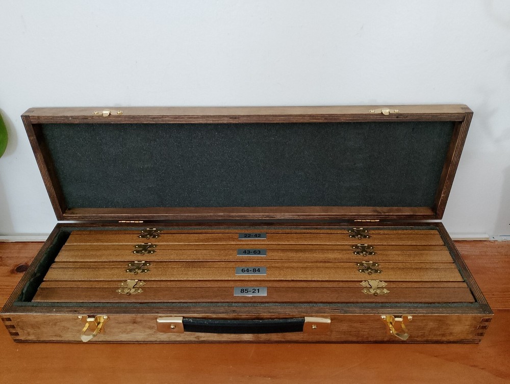 Farnsworth-Munsell 100 Hue Test