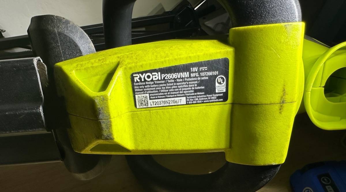 Ryobi 18V ONE+ P2606VNM Brushless 22" Cordless Hedge Trimmer w/ Battery &Charger