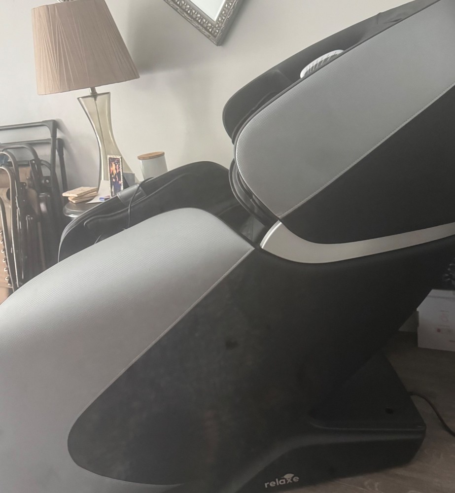 RELAXE ZERO-GRAVITY SHIATSU MASSAGE CHAIR WITH HEATING