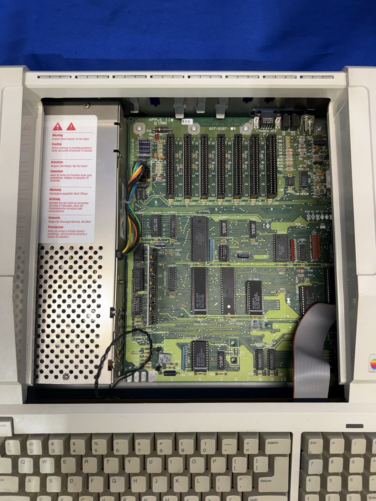 Apple IIe Vintage Computer A2S2128 80COL 64K RAM Expansion Powers On -No Monitor