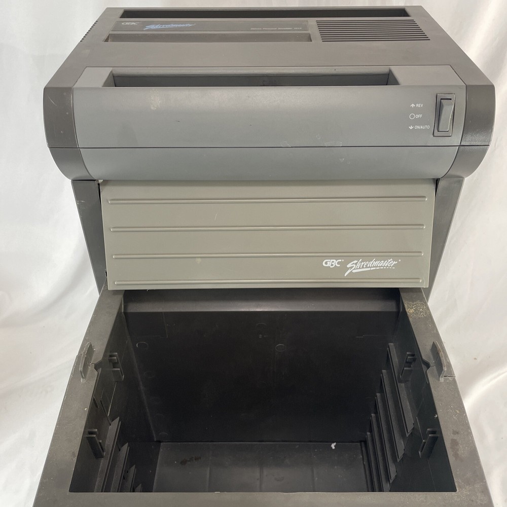 GBC Shredmaster Deluxe Personal Shredder 921S
