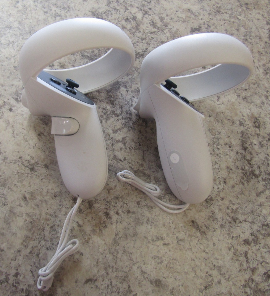Meta Quest 2 VR Headset 256GB w/ Left and Right Controllers & Case - Tested