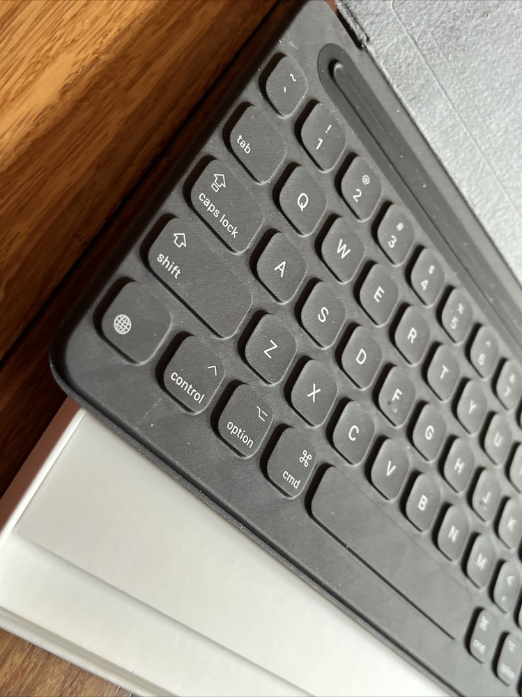 APPLE Smart Keyboard PRE-OWNED NICE!!!