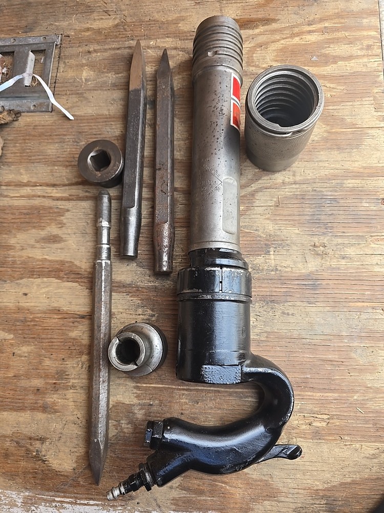Ingersoll Rand Air Chisel Size 9000 With Two Bits Two Different Chucks