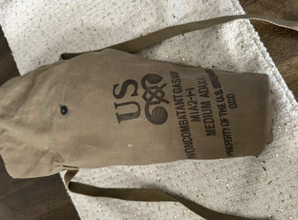 Vintage 1940's US Non-Combatant MIA2-1-1 Adult Gas Mask & Bag And Box Size Large