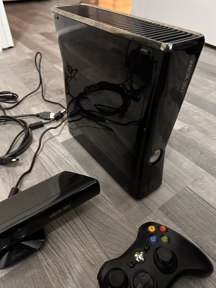 Microsoft XBox 360 S Slim 250GB + Kinect + 2 Controllers