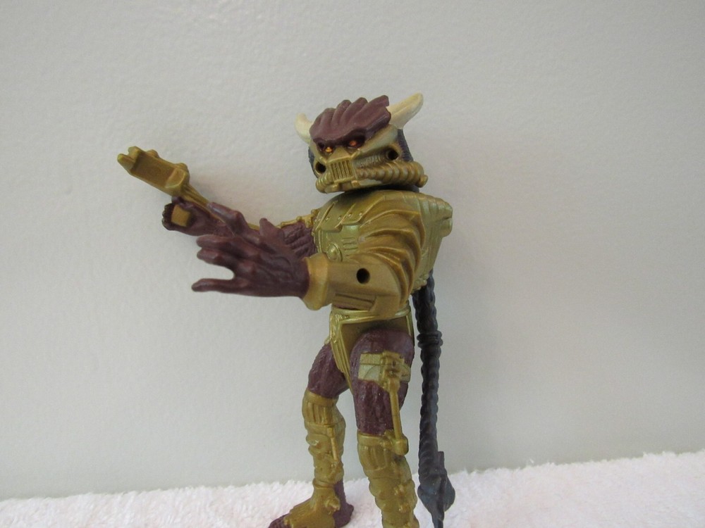 SPIKED TAIL PREDATOR - 1994 ALIENS VS PREDATORS