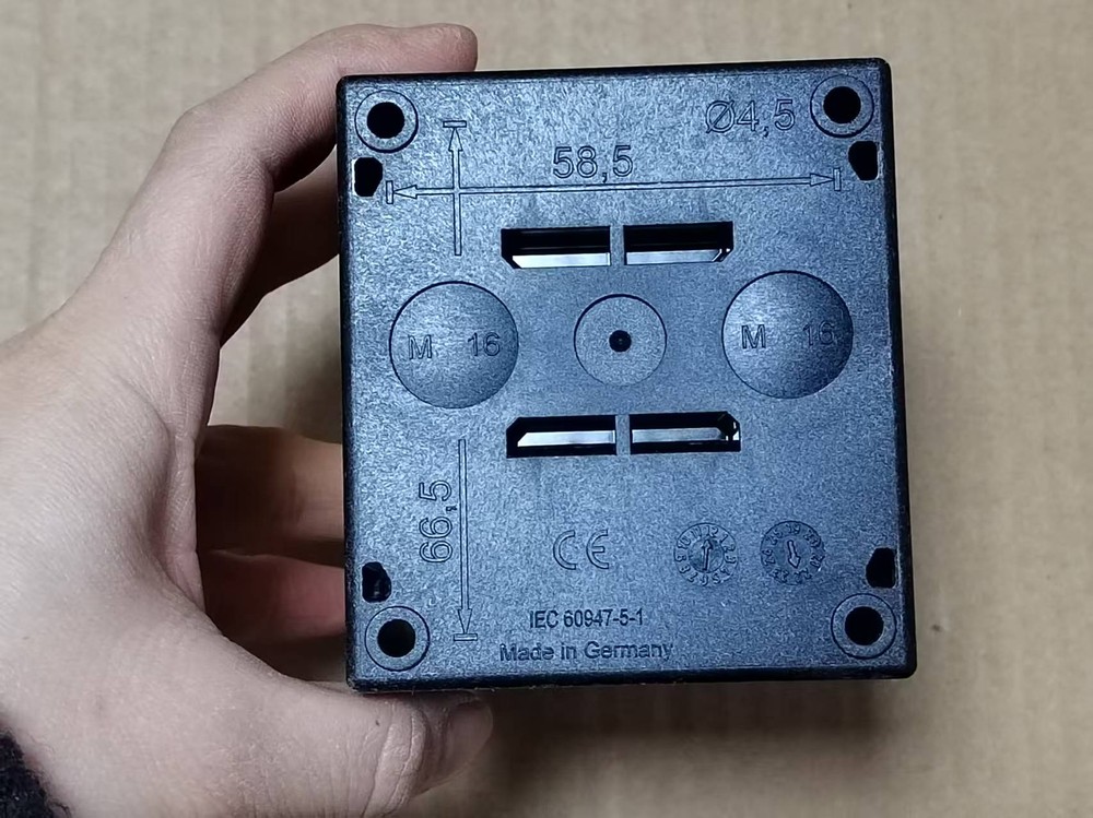 1PC M22-PV/KC11/IY Emergency stop button