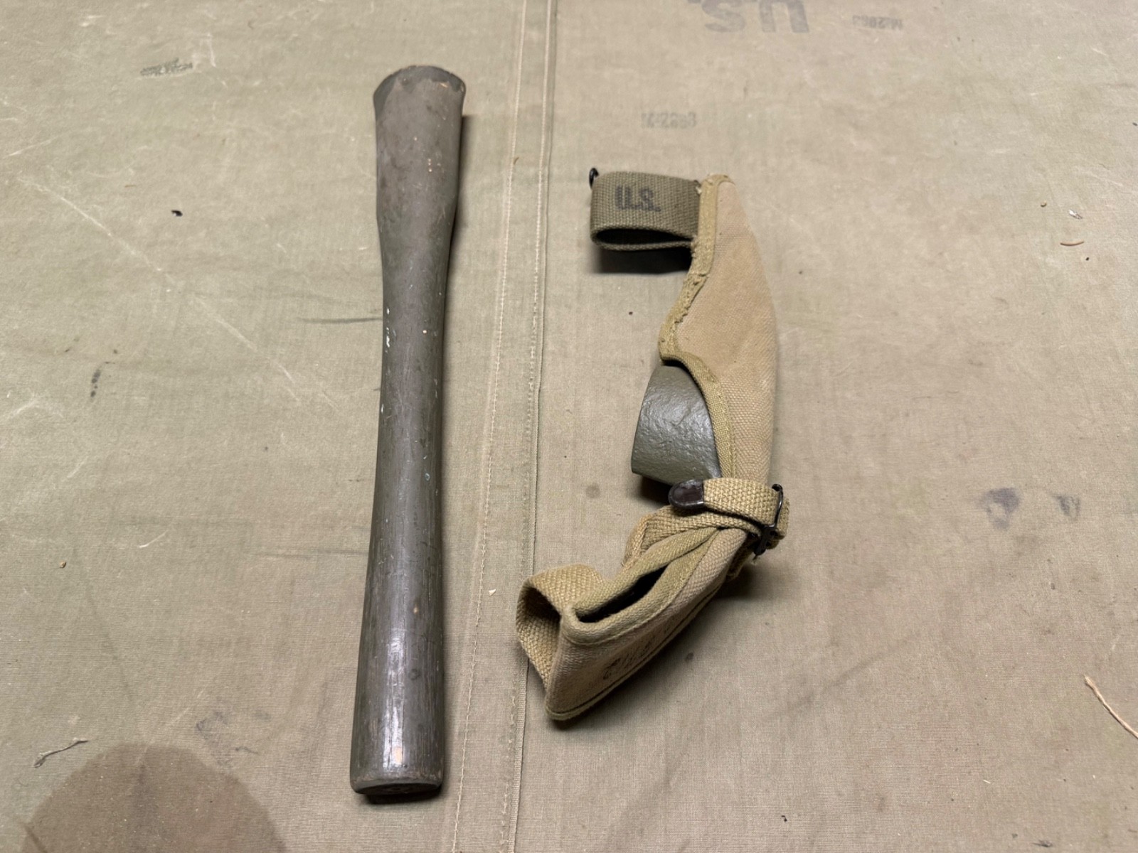 ORIGINAL WWII US ARMY M1942 PICK AXE MATTOCK & CARRIER- "US" stamped