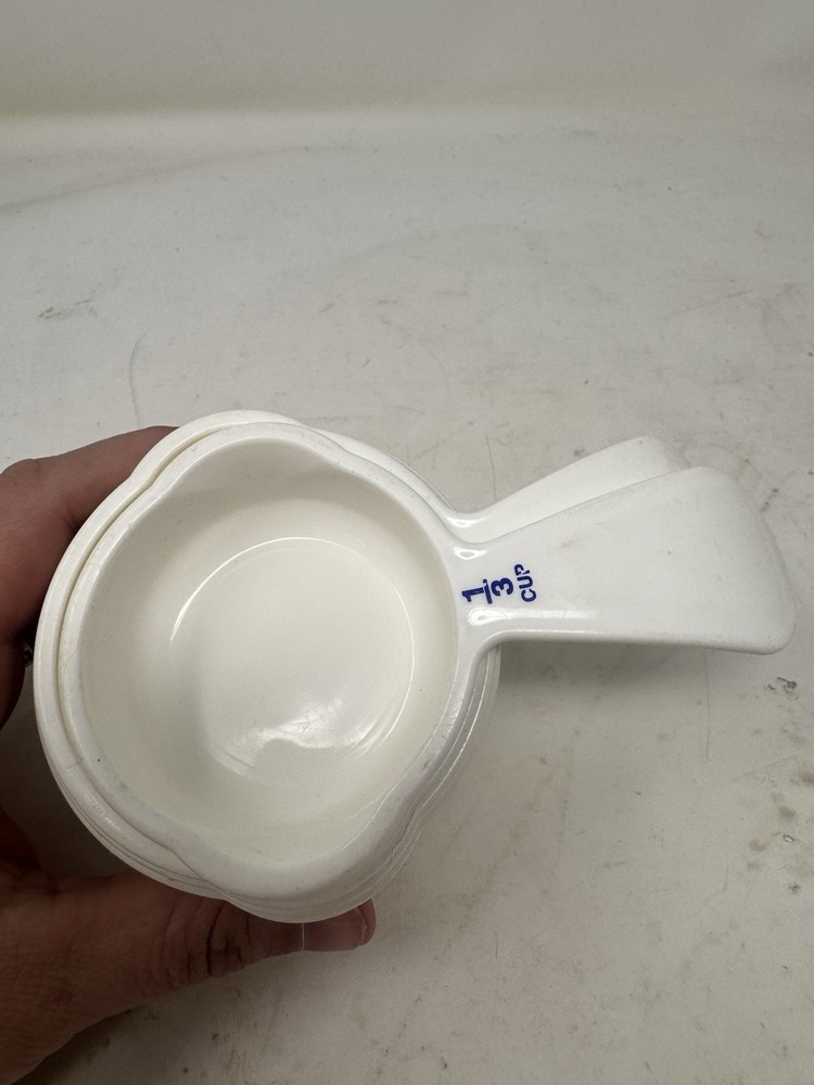Tupperware Measuring Cups Set of 4 Stackable Curved Handle Double Spouts White