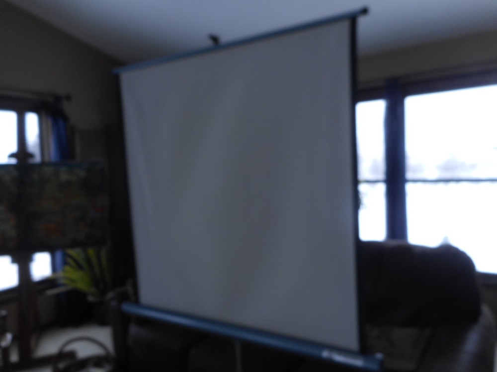 Aurora Conqueror White Pull Down Projector Screen Pre Owned W 39.5