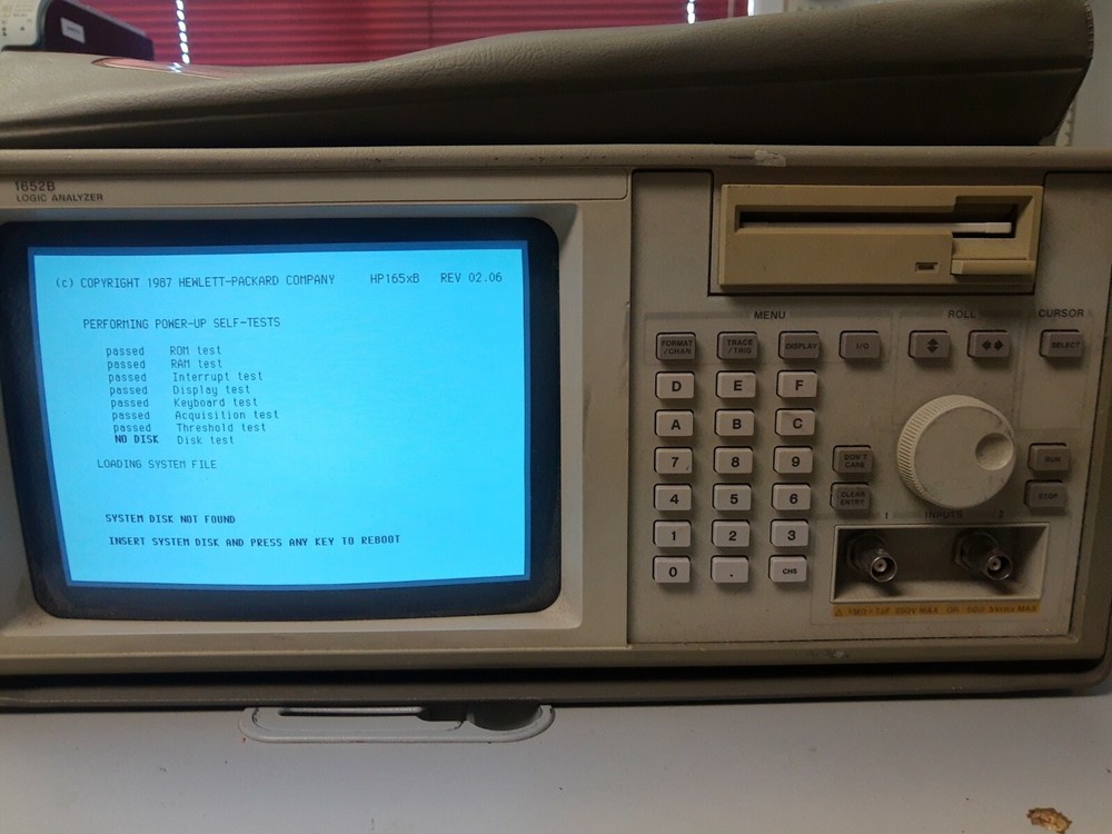 Hewlett Packard 1652B Logic Analyzer power on