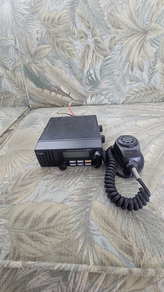 ICOM ic-M57 VHF Marine Transeiver (3)