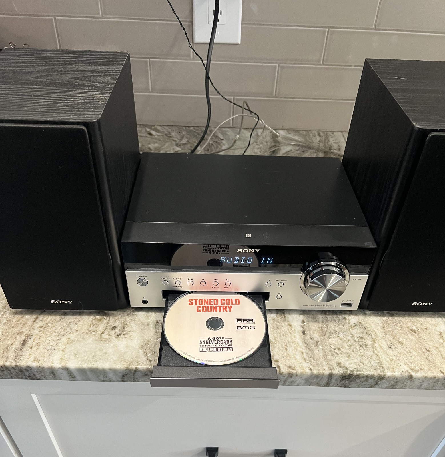 Sony CMT-SBT100 Stereo Sound System With Speakers CD/Radio/Bluetooth Works Great