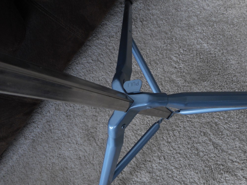 Aurora Conqueror White Pull Down Projector Screen Pre Owned W 39.5