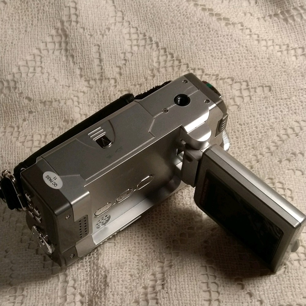 DIGITAL VIDEO 6.6 MEGA PIXEL CAMERA & CASE WIRES BOOKLET CD UNTESTED CLEAN