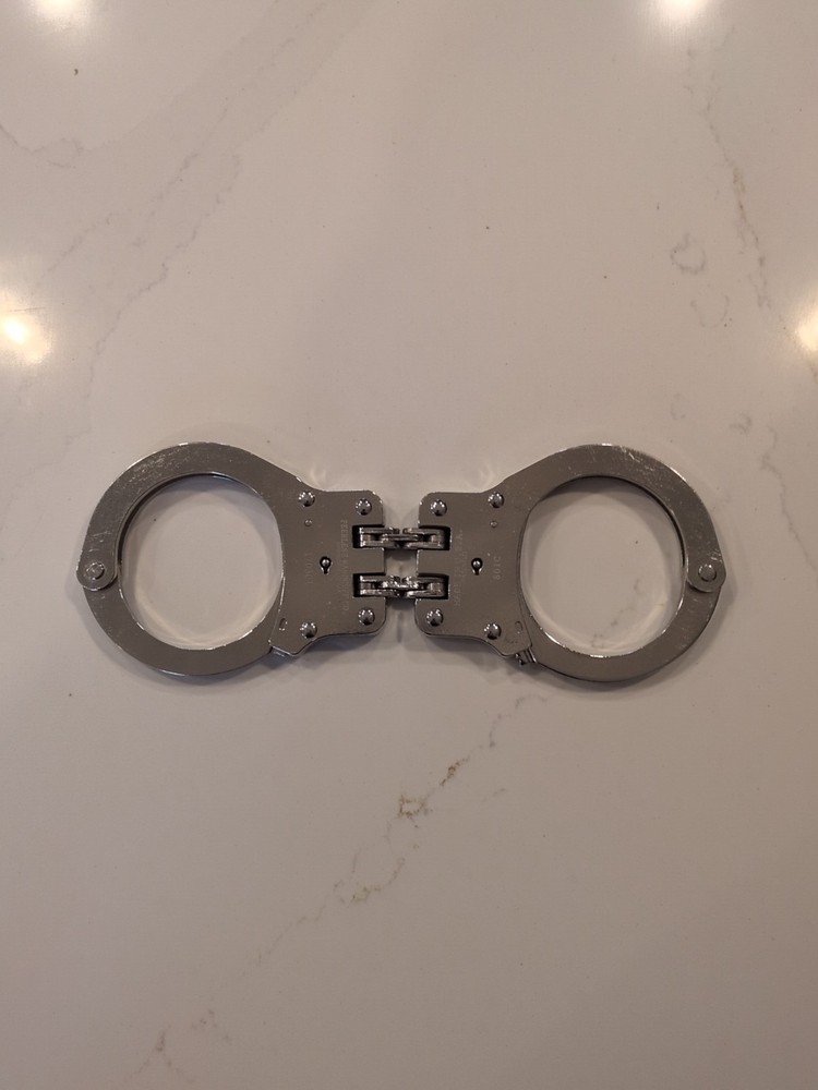 Handcuffs, Hinged