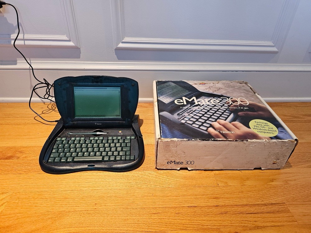 Apple Newton eMate 300 Computer Complete In Box