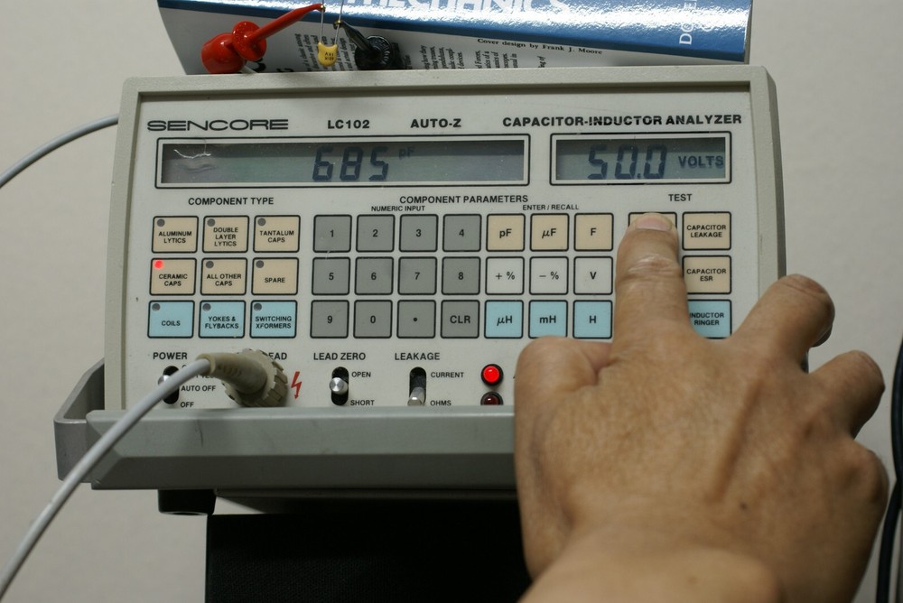 Sencore LC102 Capacitor and Inductor Analyzer working in good order (Read)