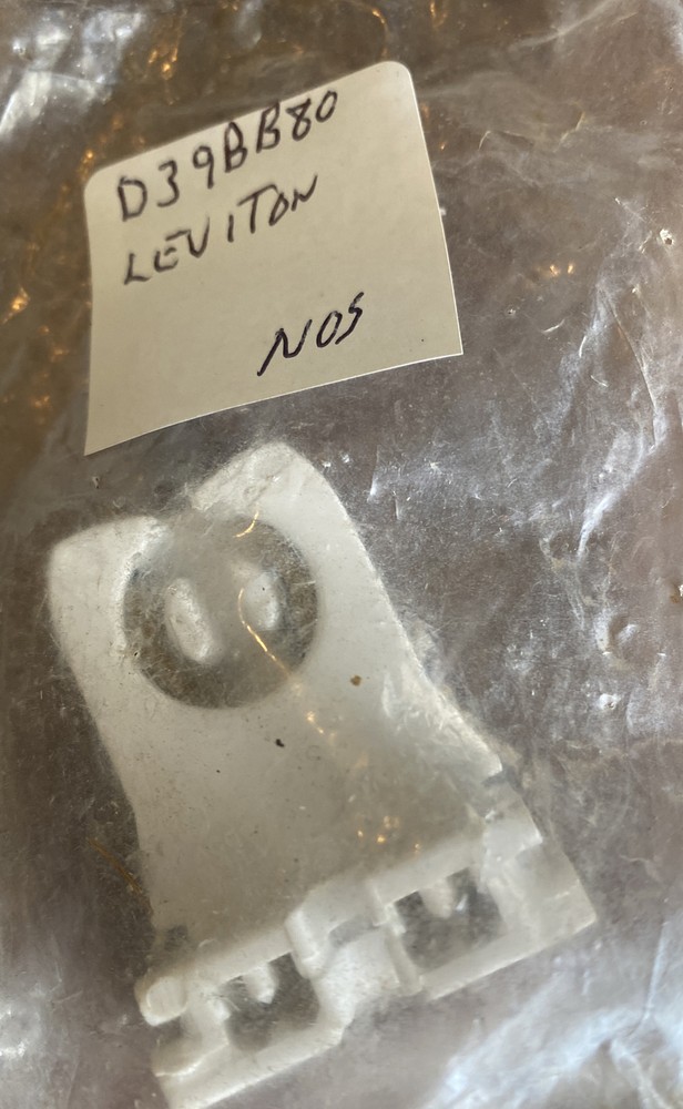 *NOS* D39BB80 LEVITON TURN TYPE LAMPHOLDER