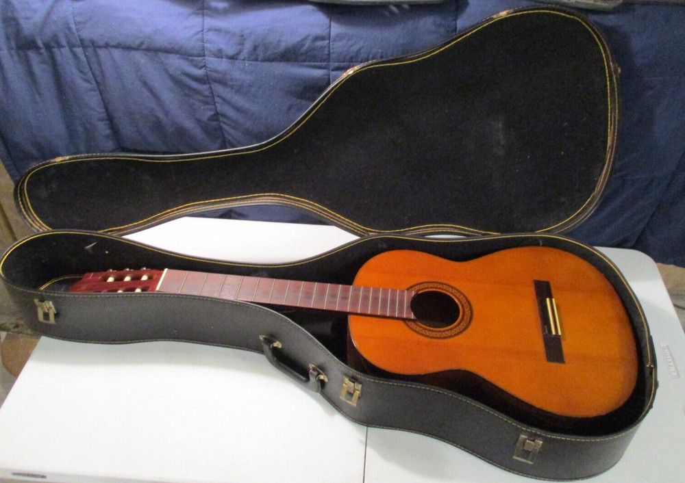 Yamaha G-231 Classical Acoustic Guitar With Case