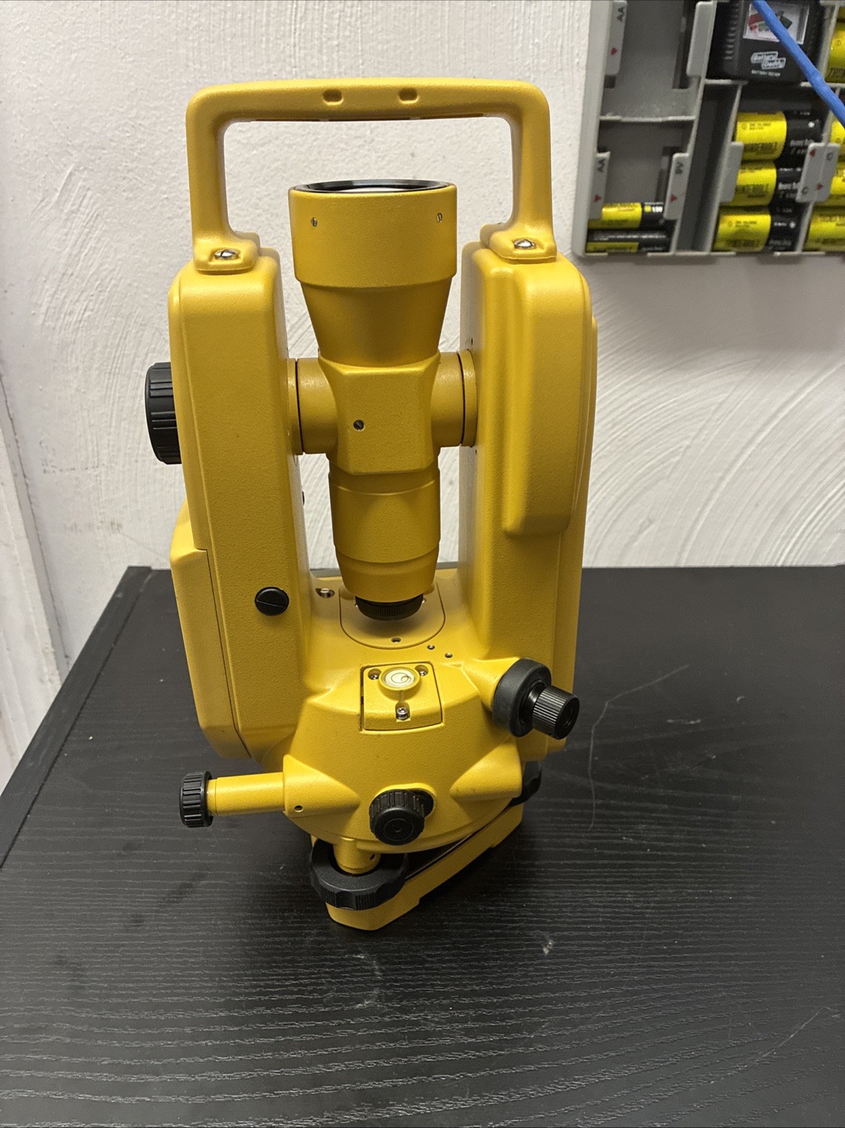 TOPCON DT-20B DIGITAL THEODOLITE, THE BATTERY DOES NOT CHARGE