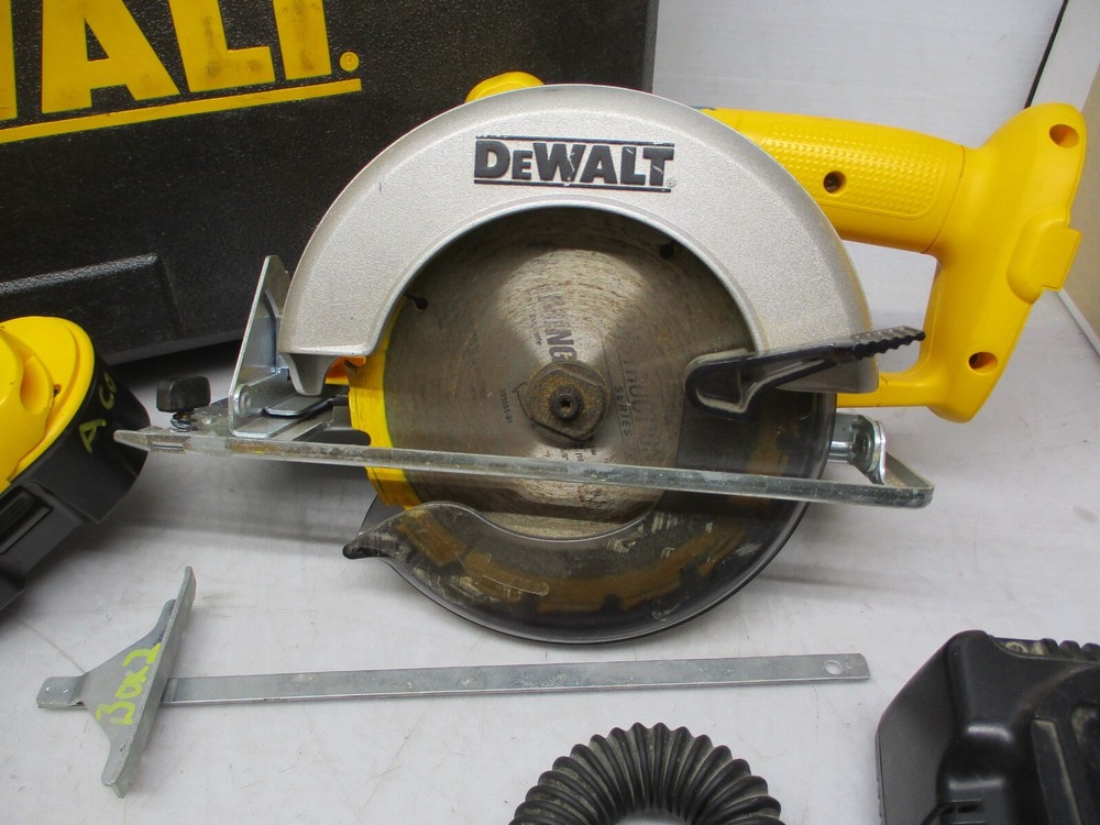 DEWALT 18-Volt Cordless 4 Tool Combo Kit Drill, Saw, RECIP Worklight 3 battery