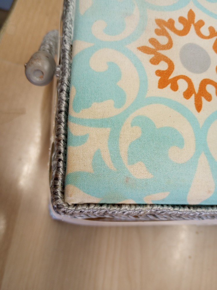 Sewing Basket Sewing Kit, Needles, Thread, Pins, Scissors New Read Description