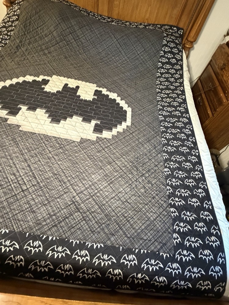 Batman Classic Bat Shield Logo Pattern Silky Touch Super Soft Full Comforter