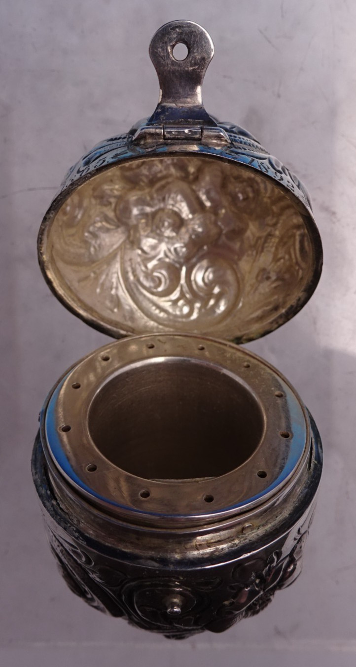 Shiebler Sterling Silver Nutmeg Sifter in Egg Form #3017 2 1/8" x 1 3/8" (#8733)