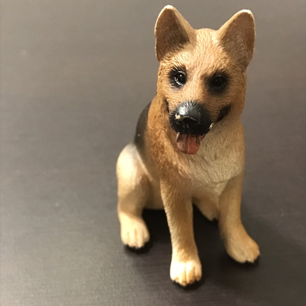 Schleich Male Sitting German Shepherd