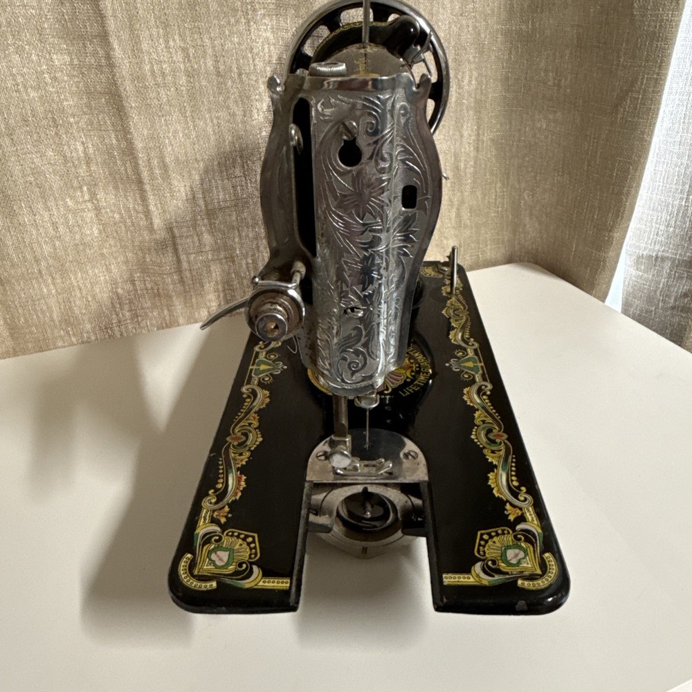 UNTESTED AS IS WORLD'S BEST DELUXE SEWING MACHINE NESCO