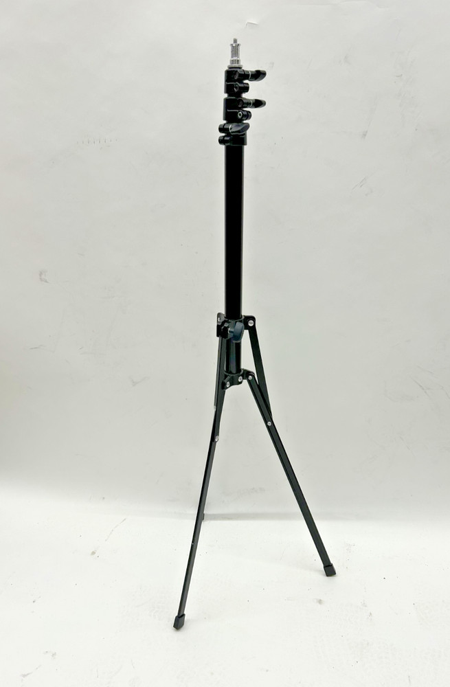 Universal Light Stand: Adjustable, Lightweight, and Studio-Ready