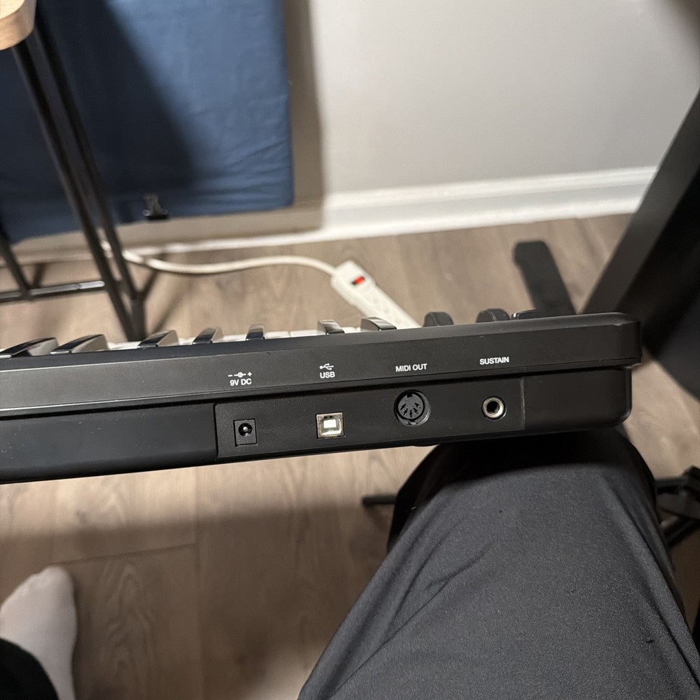 ALESIS Q49 49-KEY USB/MIDI CONTROLLER Og Box