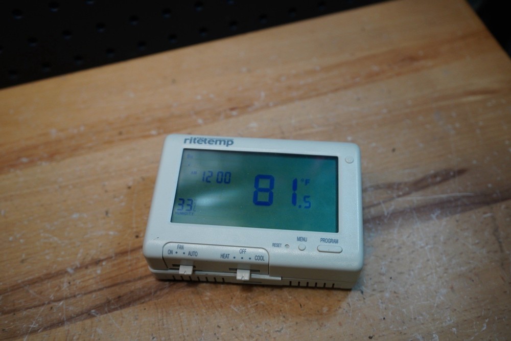 (A) RiteTemp 8085C Touchscreen Universal 7-Day Programmable Thermostat w/ Mount