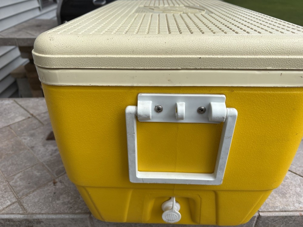 Vintage Schlitz Beer 25 Quart Igloo Cooler, Excellent Condition